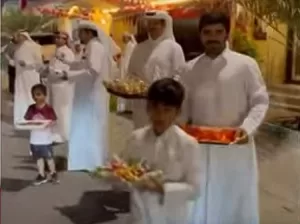 warga qatar bagi-bagi makanan